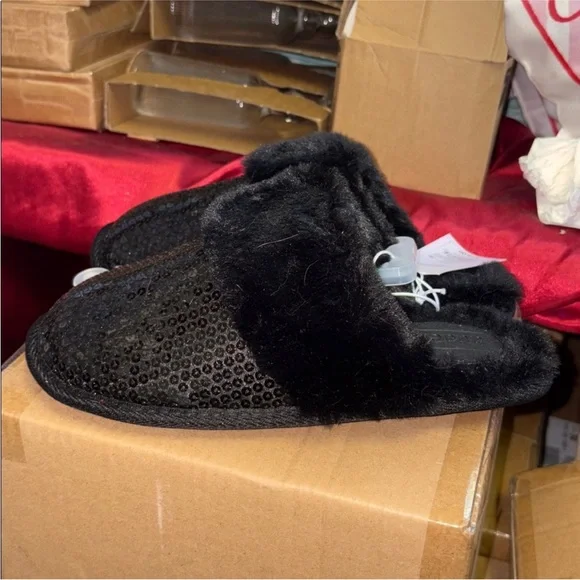 NWT Auden Black Sequin Faux Fur Slippers, Size 7/8 - Picture 3 of 3